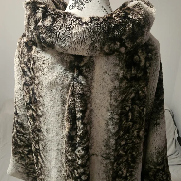 Elegant Faux Fur Women's Coat Poncho Style by ELENA WANG Size Medium - Picture 3 of 11